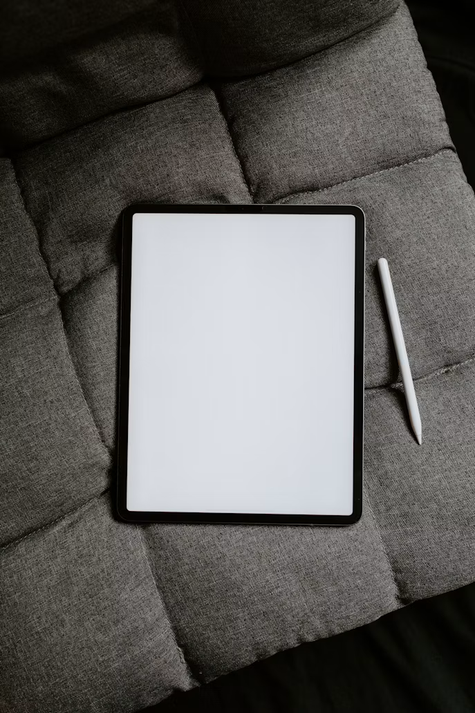 Tablet com estudo geométrico sobre uma mesa minimalista